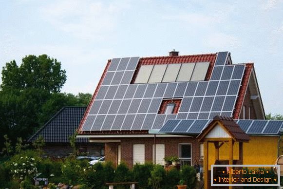 Kuća s solarnim pločama za autonomnu električnu energiju