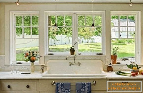 Drevni sudoper u kuhinjskom dizajnu