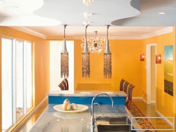 Glamurozni dizajn kuhinje u narančastoj boji