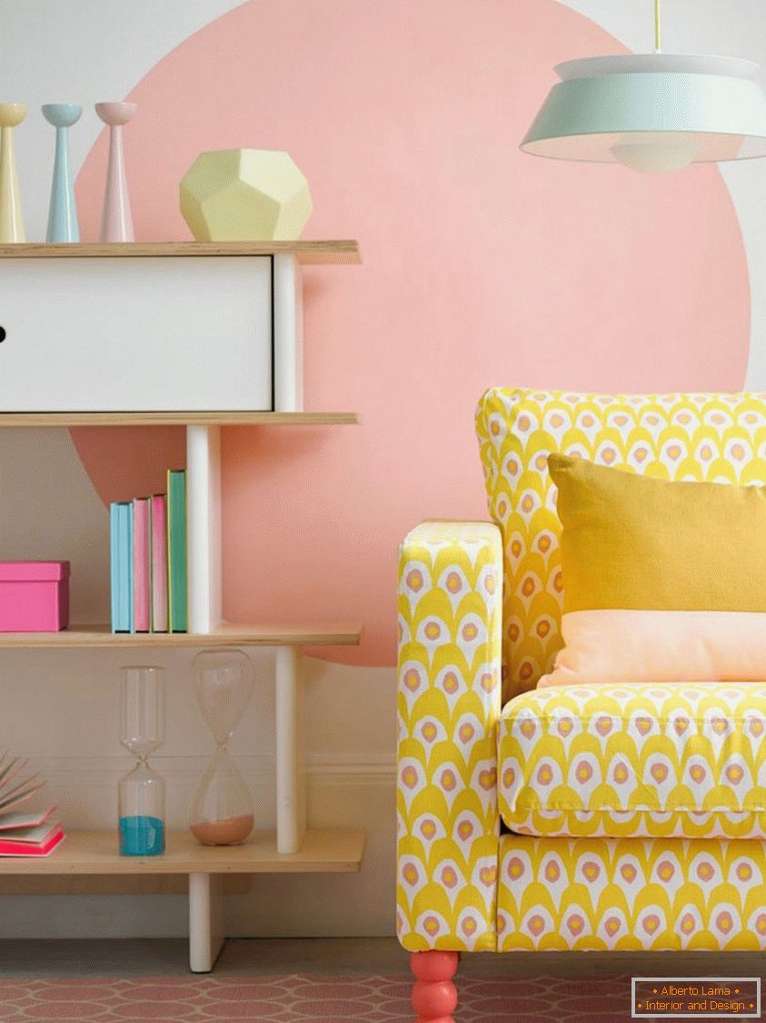 Svijetla žuta kauča stvara izvrsni kontrast u pastelnoj sobi