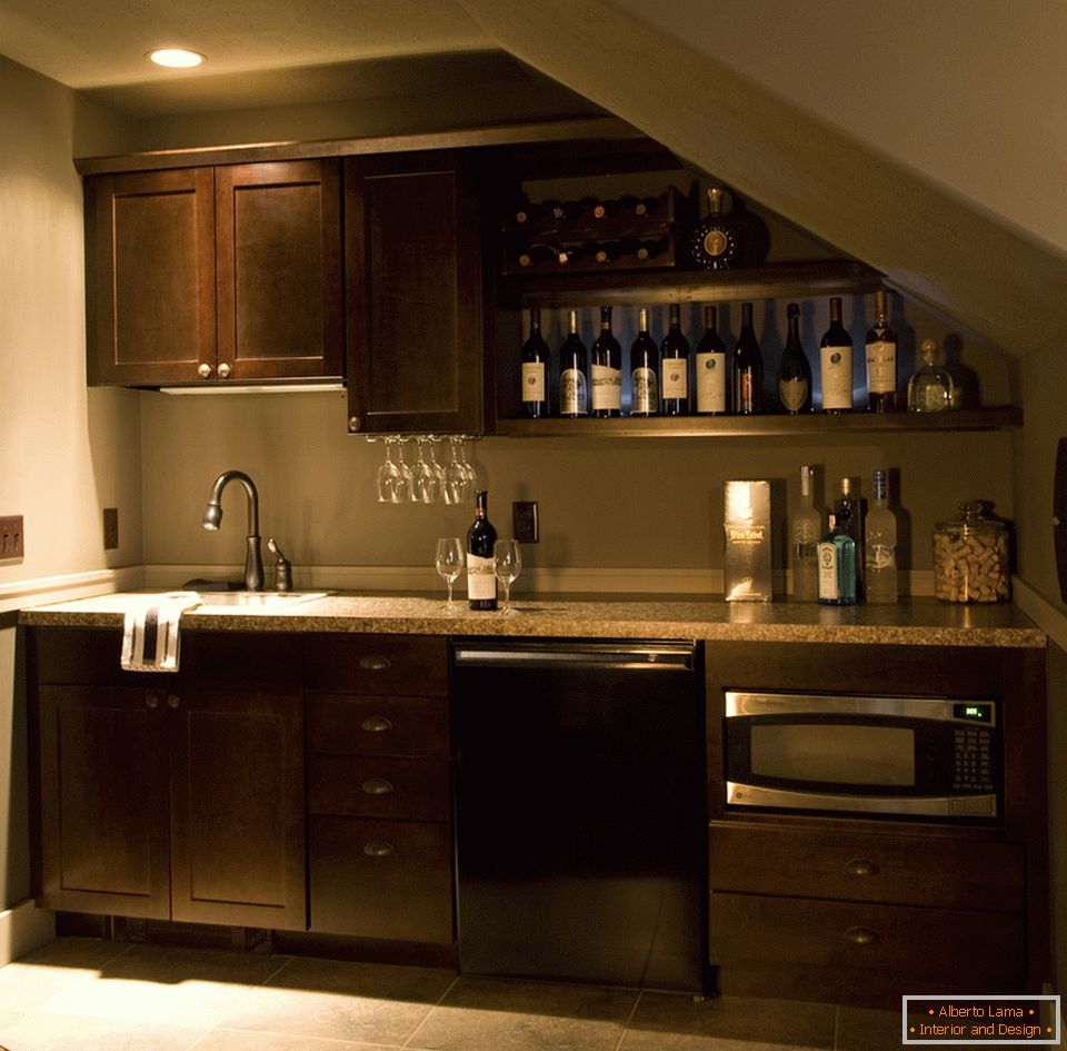 Moderan moderni interijer mini kuhinje u tamnoj boji