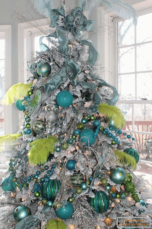Plava dekoracija novogodišnjeg stabla
