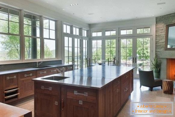 Kuhinjski dizajn s velikim prozorima u kući Brucea Willisa