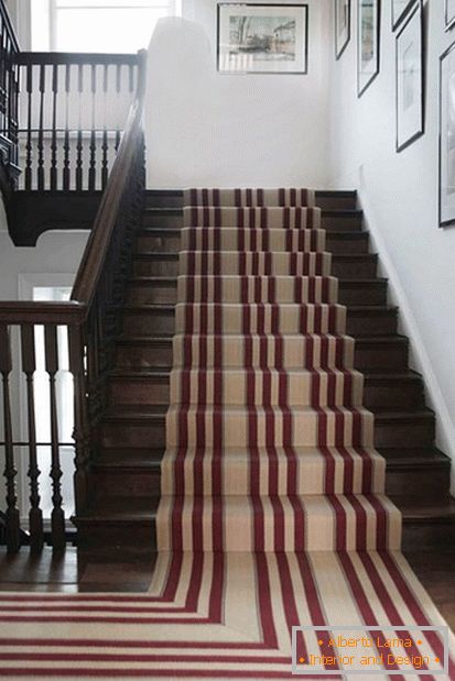 Šarenim tepihom s vlastitim rukama za ukrašavanje stubišta