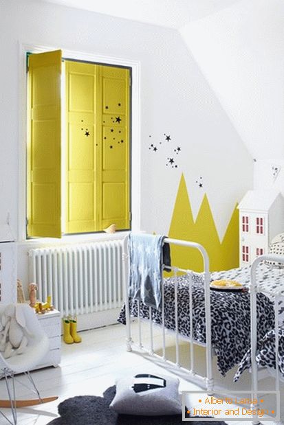 Svijetle žute boje u bijeloj dječjoj sobi