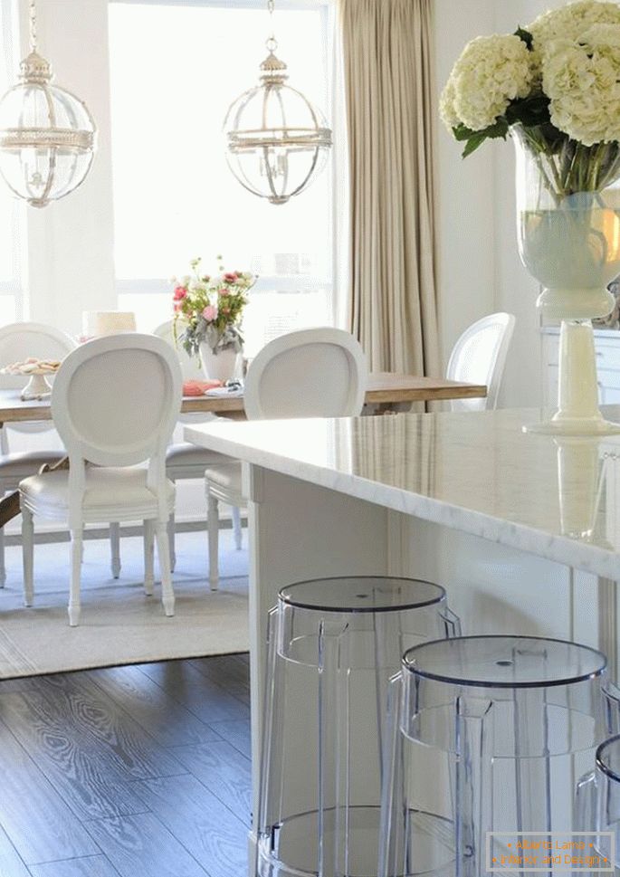 Prozirne stolice u kuhinji