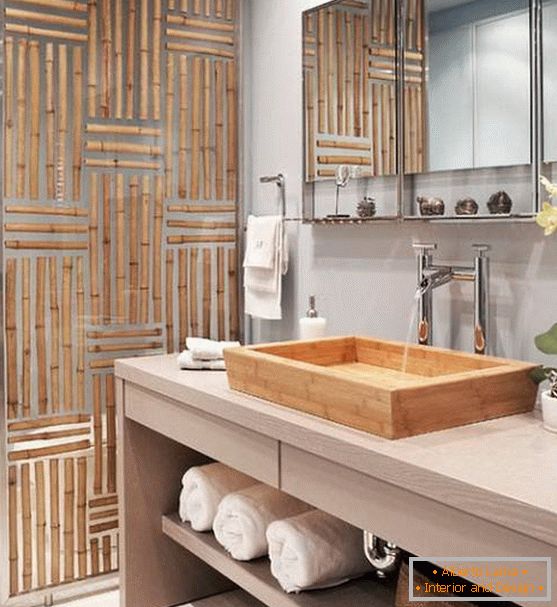 Bambus sudoper u azijskoj kupaonici
