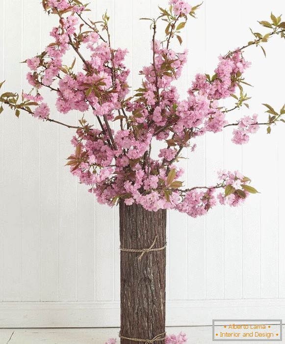 Izvorna vaza s granama trešnje