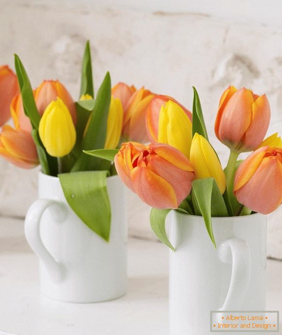 Tulipani u bijelim čašama