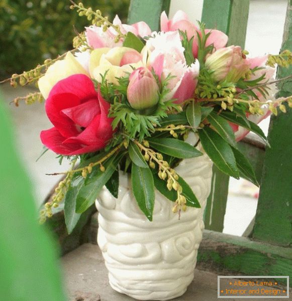 Bouquet ružičastog i crvenog cvijeća
