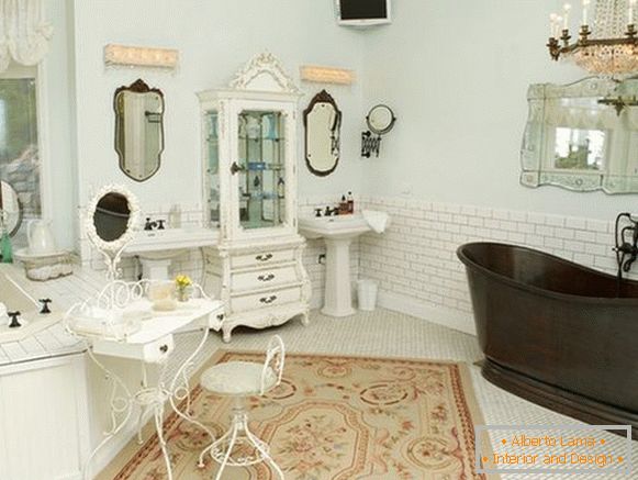 Prekrasan dizajn interijera kupaonice u stilu cheby-chic