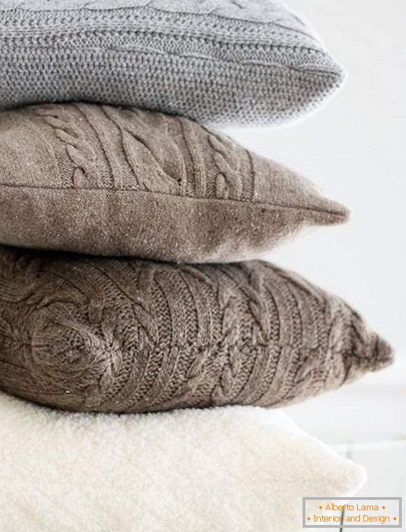 Dekorativne jastuke s rukama iz starih kaputa