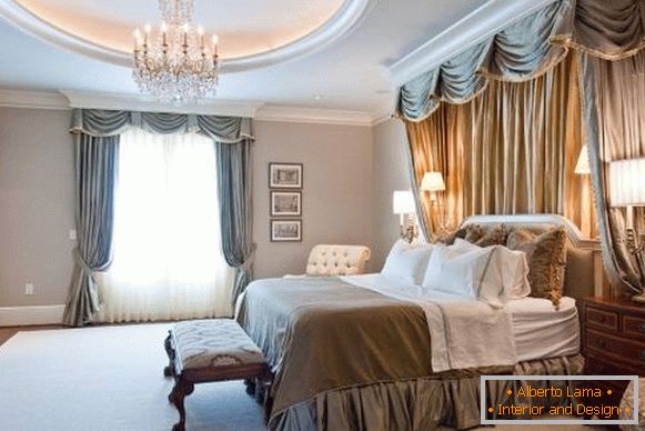 Prekrasne zavjese i krović u spavaćoj sobi u klasičnom stilu
