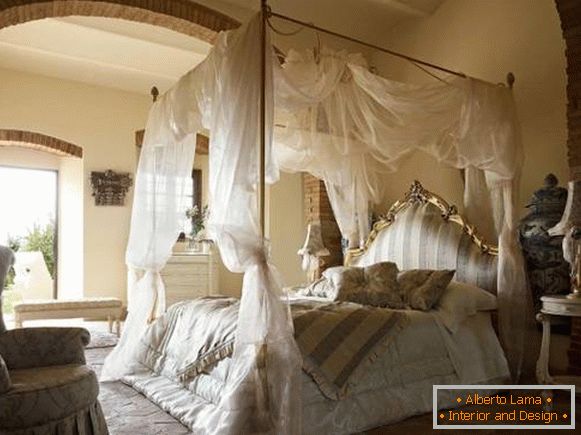 Lijepa romantična spavaća soba s krevetom s baldahinom
