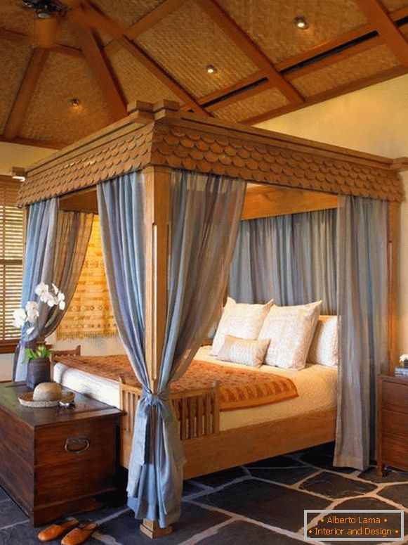 Drveni krevet s bogatim ukrasom i nadstrešnicom