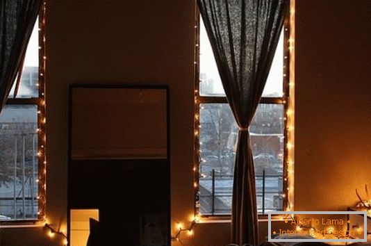Moderni prozori s pozadinom osvjetljenja u spavaćoj sobi