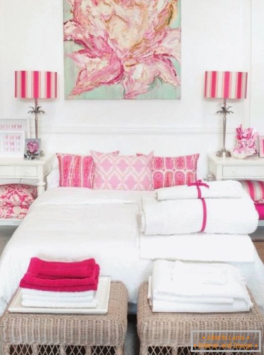 Bijela soba s ružičastim naglascima