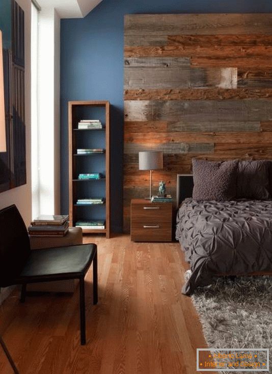 Velika drvena posteljina i stilski namještaj u spavaćoj sobi