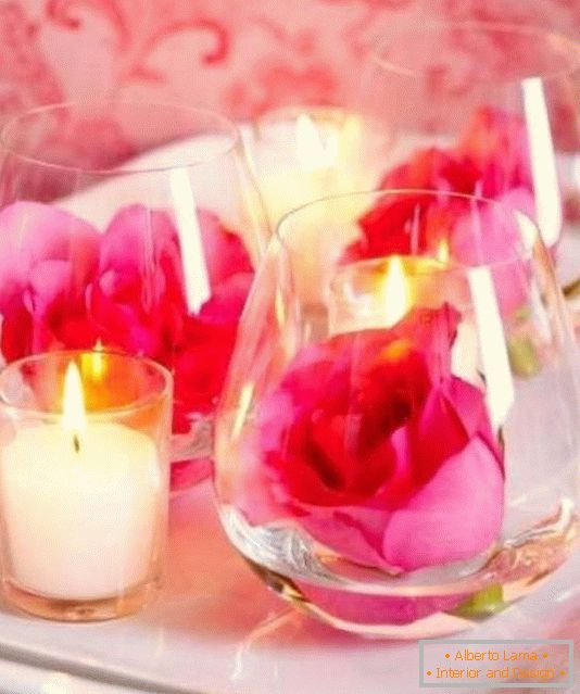 Cvijeće i svijeće kao stolni ukras za Valentinovo