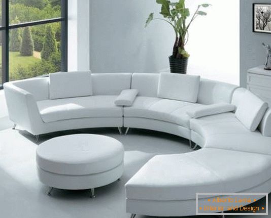 sofa s bijelim presjekom-na-nozhkakh