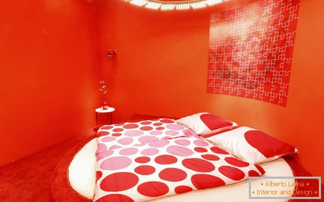 Neusporediv dizajn spavaće sobe u svijetlo crveno