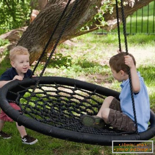 Swing za djecu u vrtu