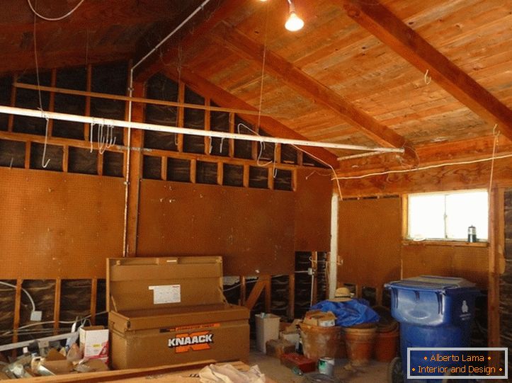 Unutrašnjost garaže prije popravaka