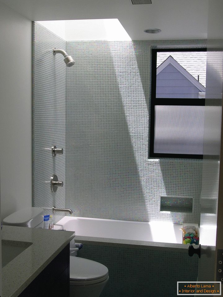 Interijer kupaonice u bijeloj boji