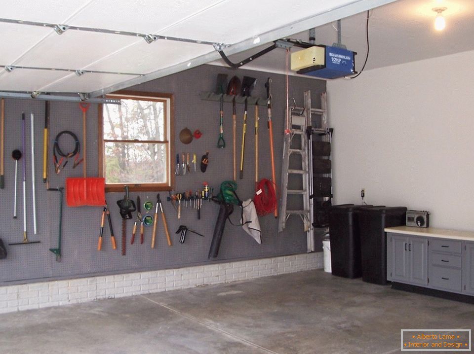 Zidni sustav za pohranu u garaži