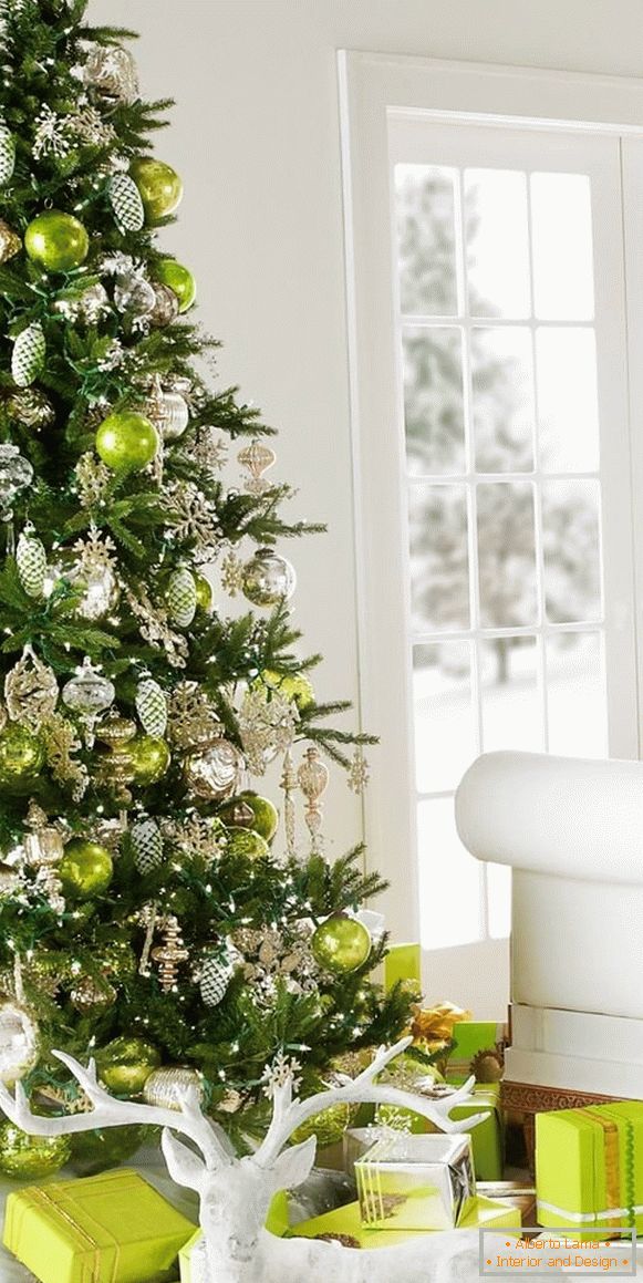 Božićno drvce u svijetlo zelenom igračkom