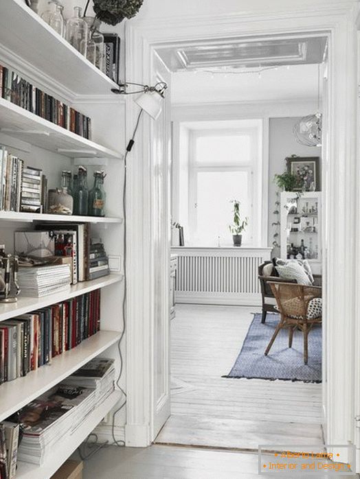 Mali hodnik s knjižnicom u skandinavskom stilu