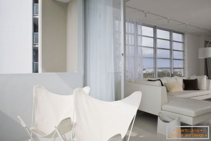 Bijele presavijene stolice na balkonu
