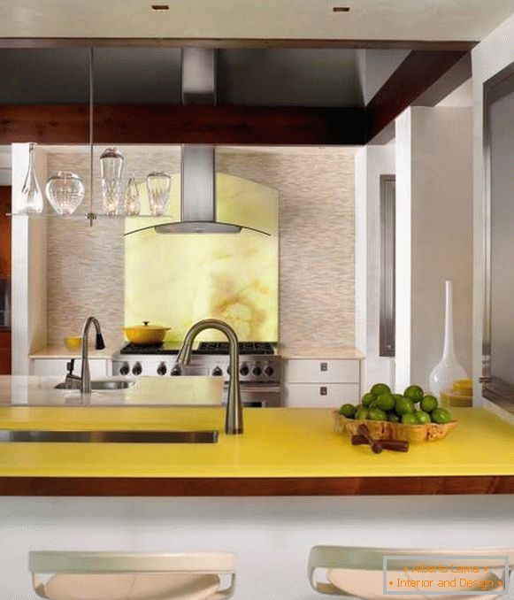 Blijedo žuta boja u unutrašnjosti kuhinje privatne kuće