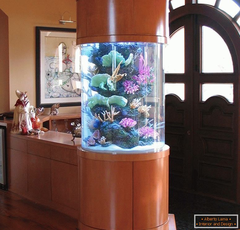 Akvarij u obliku stupca