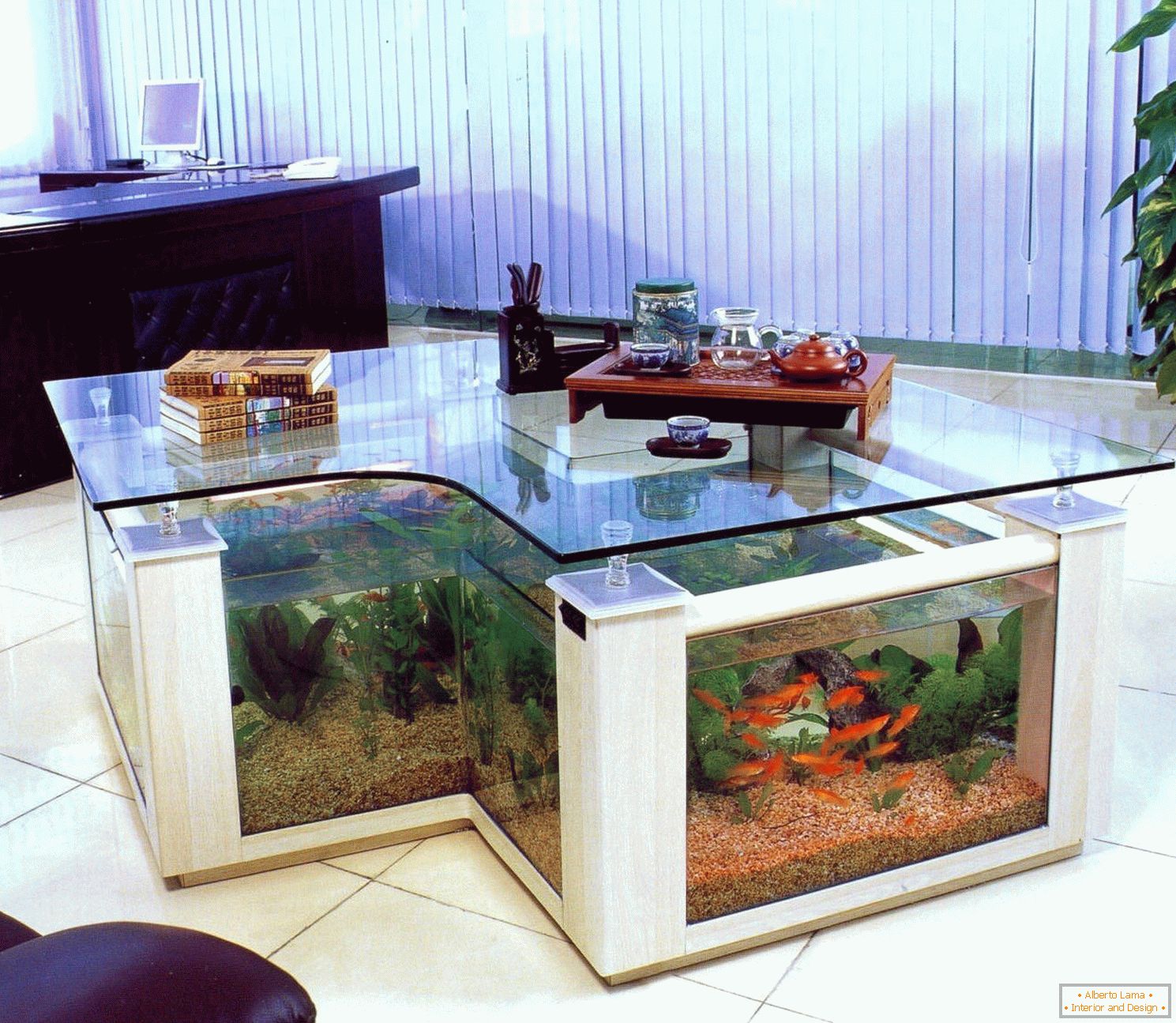 Stolni akvarij u uredu