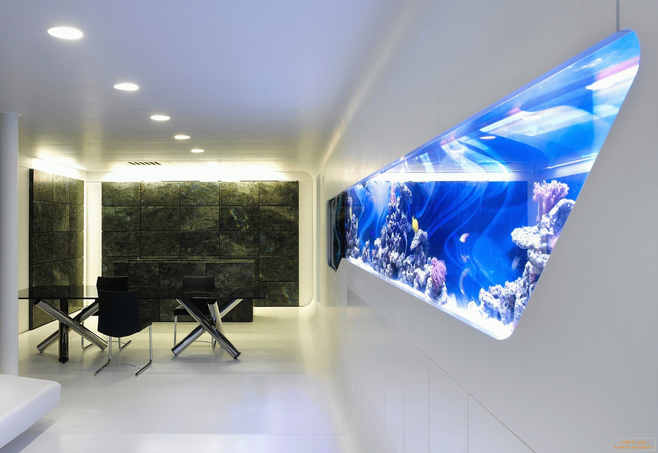 Moderni interijer s akvarijem u zidu
