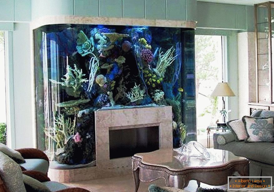 Sofe i stol nasuprot akvariju s kaminom