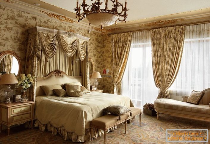 Luksuz i suzdržljivost u unutrašnjosti prostrane spavaće sobe. U ukrasu su samo prirodni materijali. 