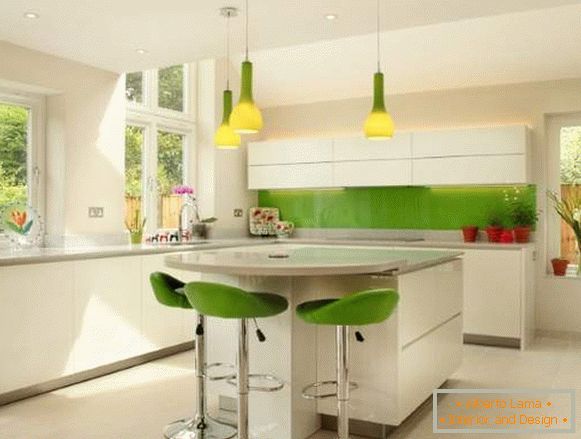 Bijela kutna kuhinja s zelenim elementima - fotografija