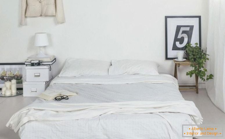 minimalistički bijeli-sobni-dizajn-s-kat-krevet-i-male-drvene-strana stola