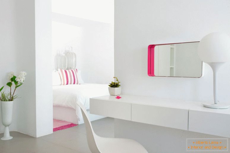 Romantična spavaća soba-dizajn-za-parovi-super-bijelo-sobni-namještaj-i-Eames stilu-DSW-stolica-plus-pop-art-unutarnja-dekor-design-ideje-s-prugastog-šarenim-pillow- i-ispraznošću-kugla-stol-svjetiljka