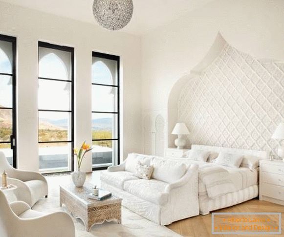 Interijer bijele spavaće sobe u marokanskom stilu