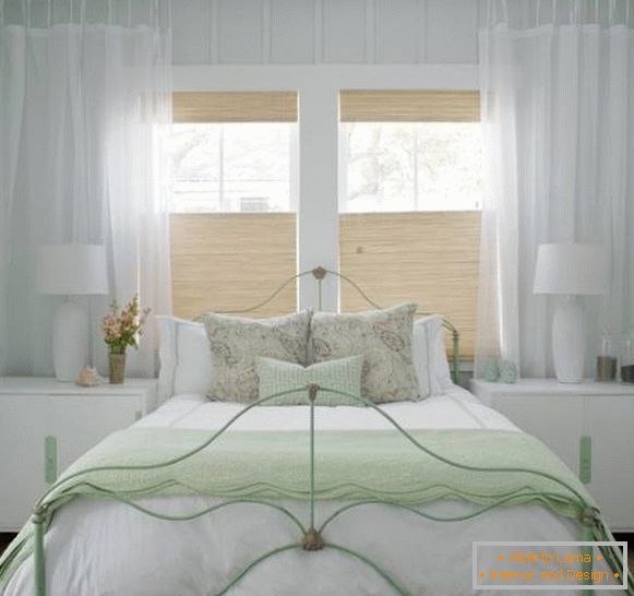 Selo dizajn bijele spavaće sobe - fotografija sa zelenim naglascima