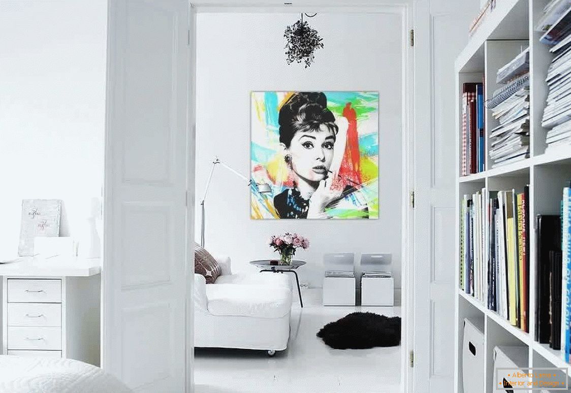 Bijela slika na zidu pored sofe