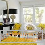 Bijela soba s žutim dekorom
