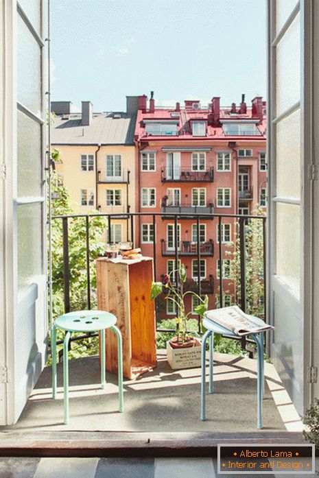 Mali balkon s pogledom na grad