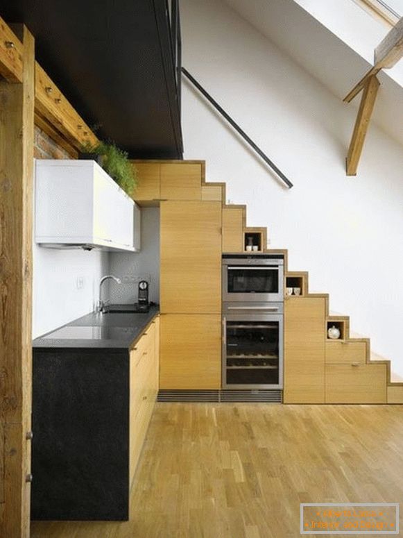 Kuhinja ispod stepenica