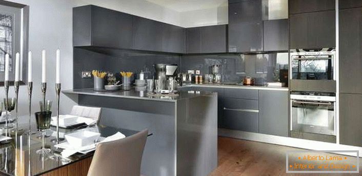 Stilizam minimalizma u unutrašnjosti velike kuhinje. Radno područje je sivo.