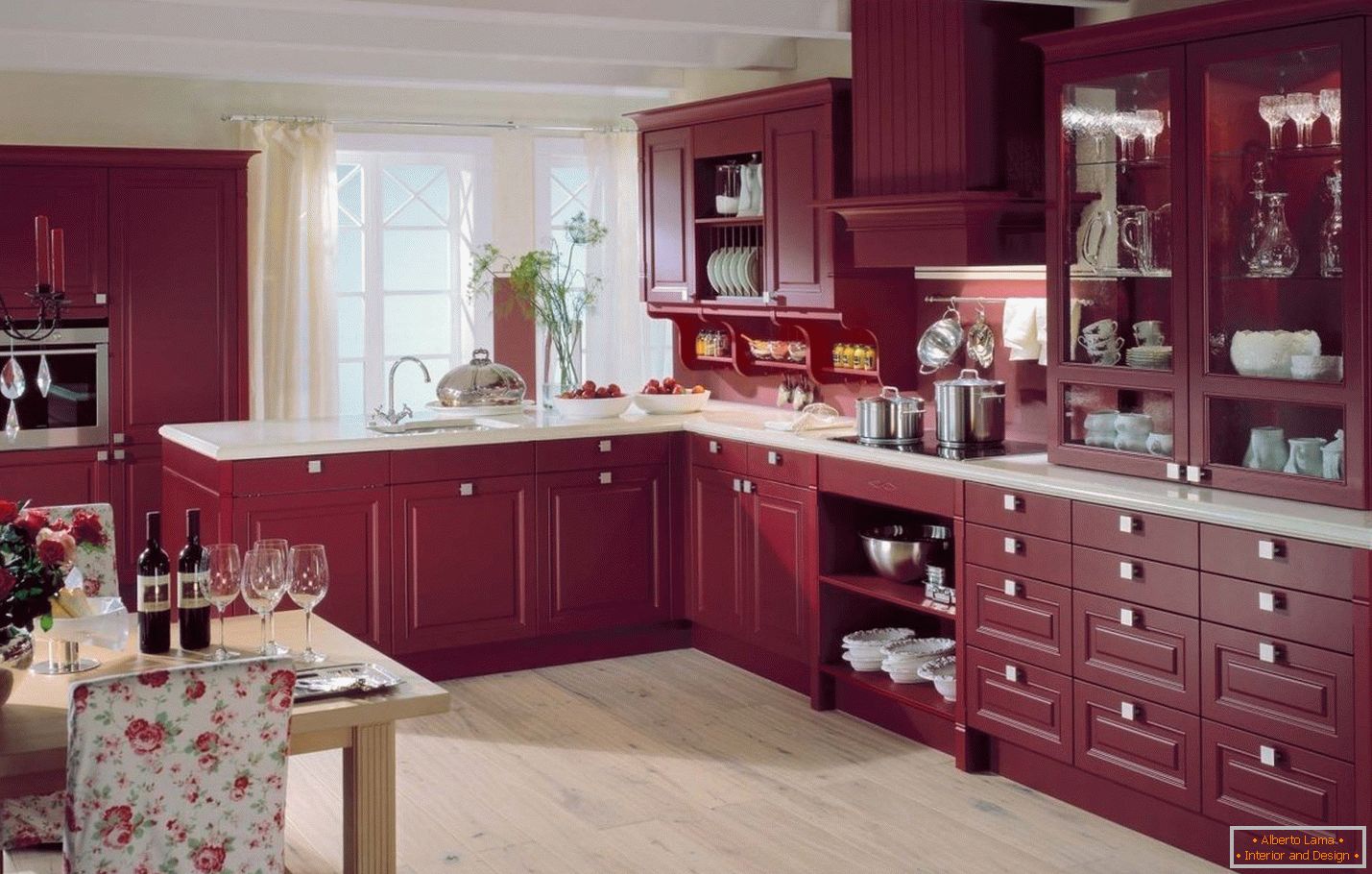 Kuhinjski namještaj u tamnocrvenoj boji