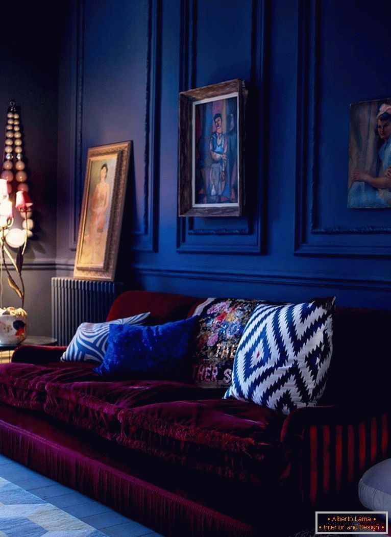 Burgundski kauč na pozadini tamno plavih zidova